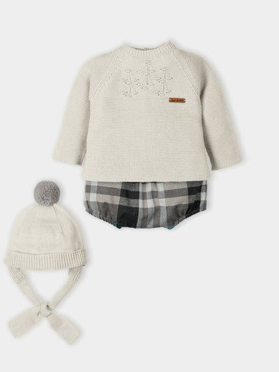 Bring out his style and charm with this baby boys three piece beige shorts set by Mac Ilusion. This three-piece outfit consists of a beige long sleeve sweatshirt and checked shorts, along with a hat for a complete look. Available in sizes 1 month, 3 month, and 6 month, this set is perfect for your baby boy.