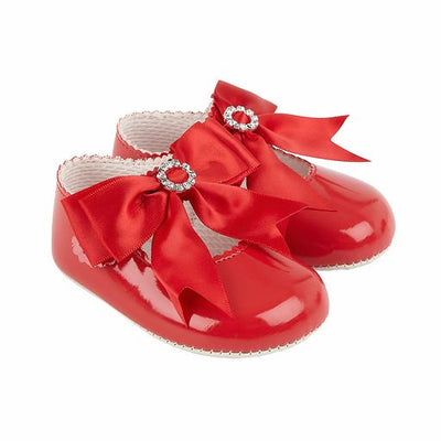 So cute for little girls, a red patent pair of pre-walker baby girl shoes made from soft patent faux leather, with soft faux leather soles. Part of our Baypods collection, these adorable shoes fasten with a small button strap and have large ribbon bows and diamanté trims.  . Soft patent faux leather uppers Soft, faux leather, lightly cushioned sole Button strap fastening 