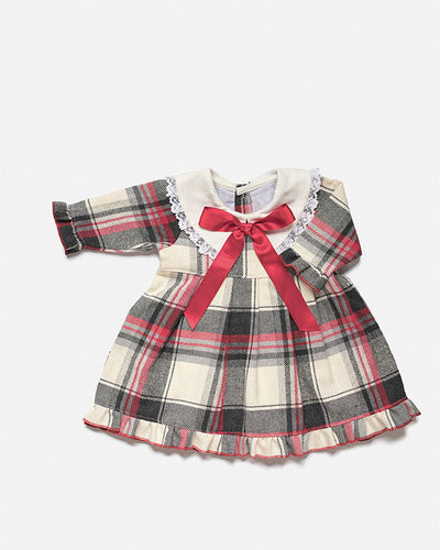 This girls red checked dress from Spanish childrenswear brand Juliana is perfect for your little one this winter! It boasts a beautiful, on-trend checked print and a classic red bow for a timeless look. Available in sizes from 3 months up to 4 years, this dress will make a wonderful addition to her wardrobe.