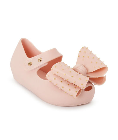 Experience ultimate comfort with Sevva's girls pink dolly shoes, designed with a soft plastic moulding. Adorned with a stylish large bow, this shoe is both fashionable and comfortable. Available in infant size 4 up to junior size 12.5, make a statement with this must-have shoe.