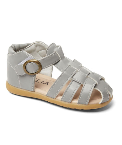 These boys' traditional summer sandals feature a sleek and modern grey matt finish. With a cushioned inner sole and hard sole bottom, these summer shoes provide both comfort and durability for all-day wear. Perfect for any summer adventure.
