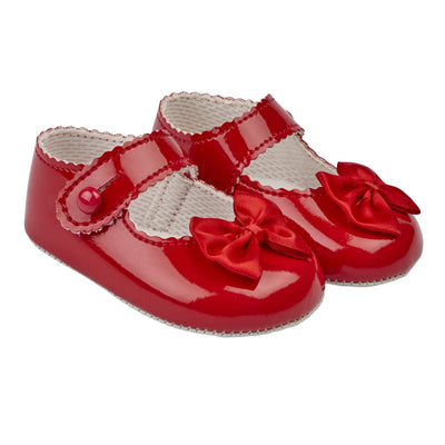 These gorgeous red pre-walker baby girl shoes, from our Baypods collection, are beautifully made in soft faux patent leather and have pretty satin bows on the toes. Easy to put on, they secure with a button fastening strap. They have a lightly cushioned insole and their flexible soles are just right for developing feet.  . Faux patent leather Lightly cushioned insole  Flexible soles Button fastening strap