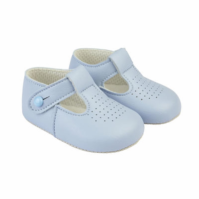 These sky blue pre-walker baby shoes, from our Baypods collection, are beautifully made in soft faux leather and have a dainty holed pattern on the toes. In a t-bar style, they are easy to put on and secure with a button fastening strap. They have a lightly cushioned insole and their flexible soles are just right for developing feet.  . Faux leather Lightly cushioned insole  Flexible soles Button fastening strap Shoes suitable for boys & girls