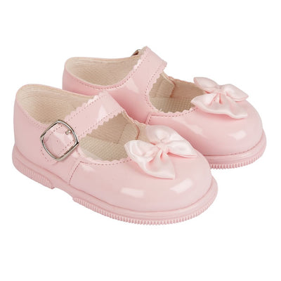 Early Days - Baypods Pink Girls First Walker Shoes with Bow Detail - H505 - Kidz Emporium Little girls pink, first walker toddler shoes, from our Baypods collection made from faux patent leather with a pretty satin bow on the front. Traditional in style, they have a classic "Mary Jane" shape and buckle fastening strap. Made in England, they have a rubber sole that is soft and flexible, ideal for growing feet. . First walker  Faux patent leather upper Buckle fastening Flexible rubber sole  Made in England