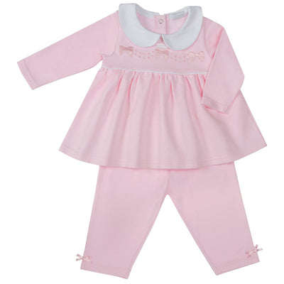 This two-piece girls pink beau amore swing top & legging set is the perfect blend of style and comfort. Boasting Amore branding, the long-sleeve top features a white collar and is available in sizes 0-3 months to 18-24 months. With breathable and sturdy fabric, it's sure to keep your little one feeling comfy and looking fashionable.
