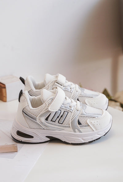 These unisex chunky sole fashion trainers features an N design detail on the side and is finished in a white and black colour combination. Suitable for both boys and girls, they are available in infant size 3 up to a junior size 3. Add style and comfort to your child's wardrobe.