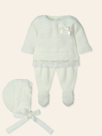 Stay stylish while keeping your little one cosy with our Mac Ilusion branded three piece set. This off white / cream colour knitted set comes with a cute bow detail on the top and a matching bonnet hat. The closed feet trousers ensure ultimate warmth and comfort, and it even comes in a gift box! Available in sizes 1 month to 6 months.