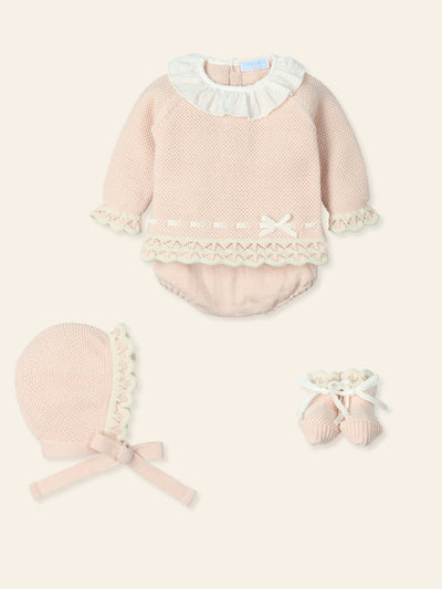 This Mac Ilusion branded four piece knitted set is perfect for baby girls. The set includes a long sleeve top with a beautiful ruffle collar and small bow details, culotte shorts with an elasticated waistband, bonnet with fastening, and matching booties. Sizes range from 1 month to 6 months and it comes in a gift box. Stylish and comfortable for your little one.