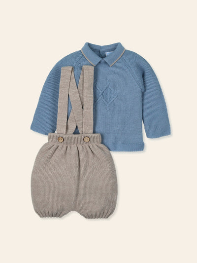 Experience the premium quality of Mac Ilusion's baby boys blue &amp; grey knitted dungaree outfit. Crafted from a soft and durable knitted fabric, this two-piece outfit features a grey dungaree and a blue long sleeve polo top. Comes in a gift box, making it an ideal present for sizes 3, 6 and 12 months.