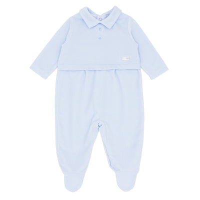 Blues Baby branded boys drop needle sleeper finished in Italian fleece. This stunning baby blue sleepsuit has small collars, and a button opening on the rear. Available in sizes 1 month & 3 month.