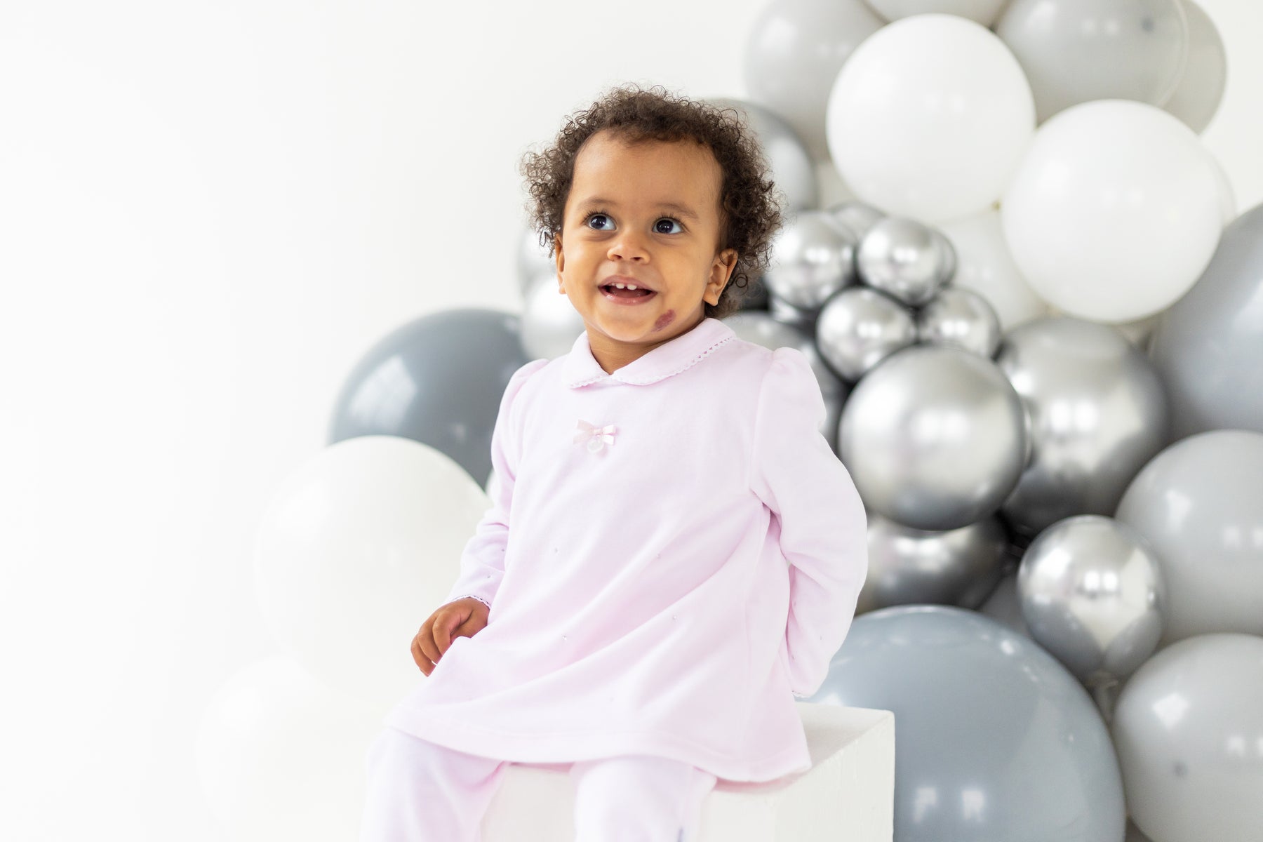 Blues Baby branded girls pink velour two piece legging set. This girls outfit comprises of a long tunic top with a small bow in the middle and matching leggings which have small bows on the ankles. Available in sizes 3 month up to 12 month.
