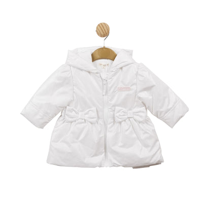 Introducing our Mintini Baby girls white lightweight hooded coat! Made with high-quality material, this coat is perfect for any little girl from 3 months up to 5 years old. Zip fastening down the front. The stylish bow detail on the front and back adds a touch of charm. Stay warm and stylish with our lightweight coat, perfect for the upcoming Spring / Summer season.