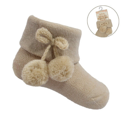 Pom Pom Socks
Colour: Beige/Coffee
Size: 0-6, 6-12, 12-24 Months
Comp:&nbsp;Socks: 75% Cotton, 20% Polyester, 5% Elastane, Pom Poms: 100% Polyester