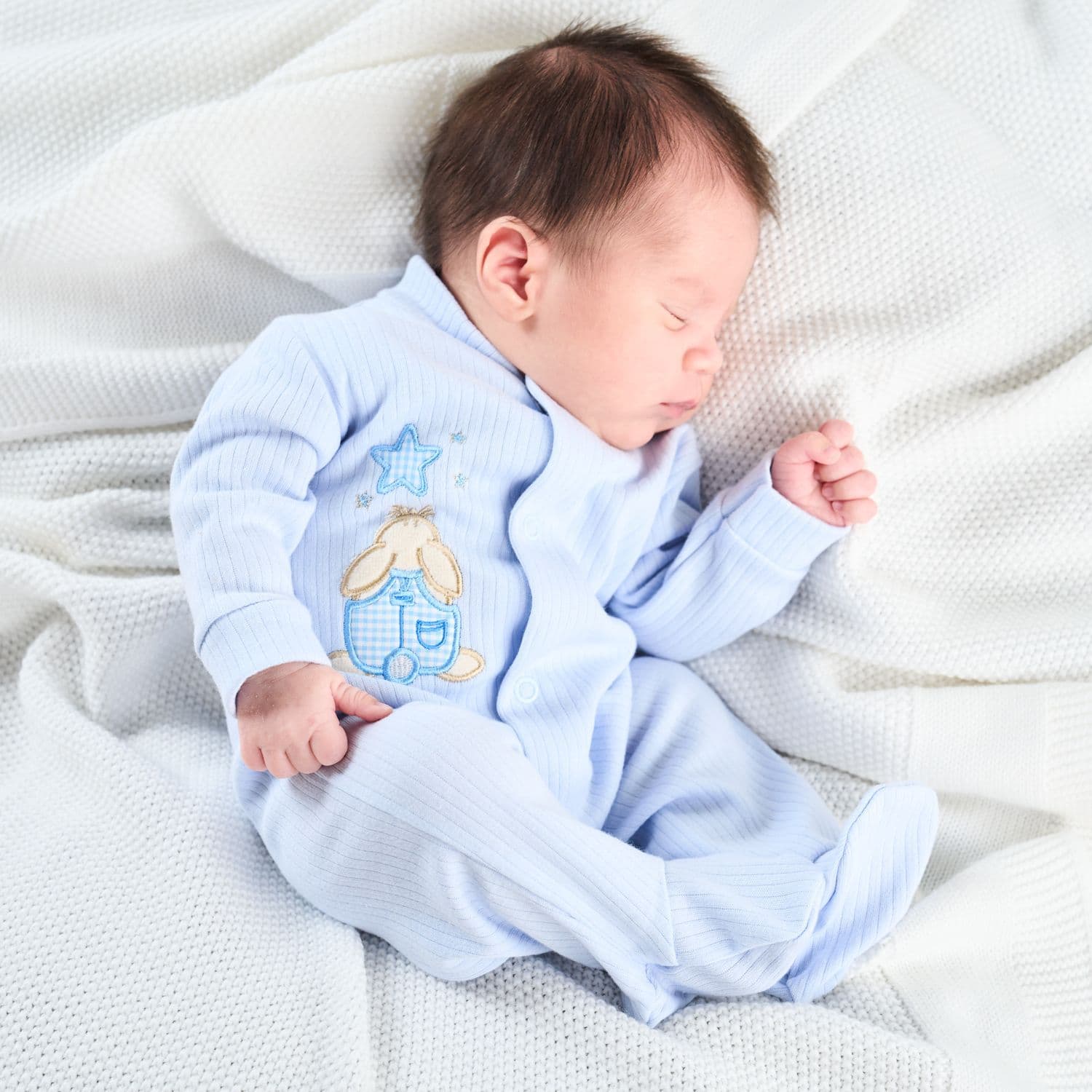 This blue ribbed sleepsuit is designed specifically for premature baby boys by Dandelion, providing maximum comfort and breathability. Made from 100% cotton, it features a charming rabbit and teddy motif and convenient push button fastening. Available in sizes 3-5lbs and 5-8lbs, this sleepsuit is perfect for your little one's delicate needs.
