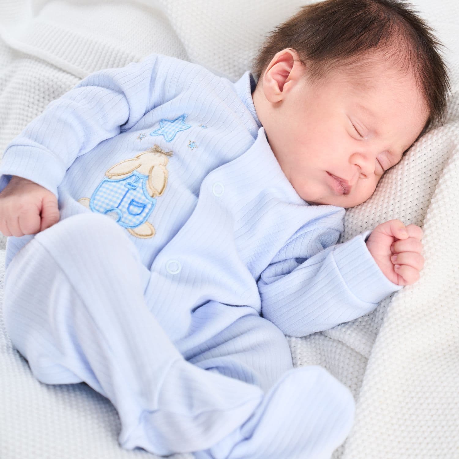 This blue ribbed sleepsuit is designed specifically for premature baby boys by Dandelion, providing maximum comfort and breathability. Made from 100% cotton, it features a charming rabbit and teddy motif and convenient push button fastening. Available in sizes 3-5lbs and 5-8lbs, this sleepsuit is perfect for your little one's delicate needs.