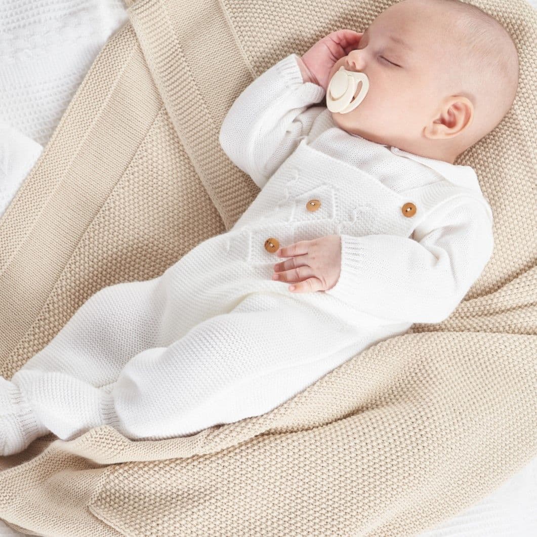 This white knitted dungaree & top set from Dandelion is crafted with quality materials that offer long-lasting comfort, with its unisex design it is suitable for both a baby boy or a baby girl. The set includes a knitted dungaree and a long sleeve top, both featuring a pique peter pan collar on the jumper and two wooden buttons for easy dressing. Ideal for special occasions or everyday wear.