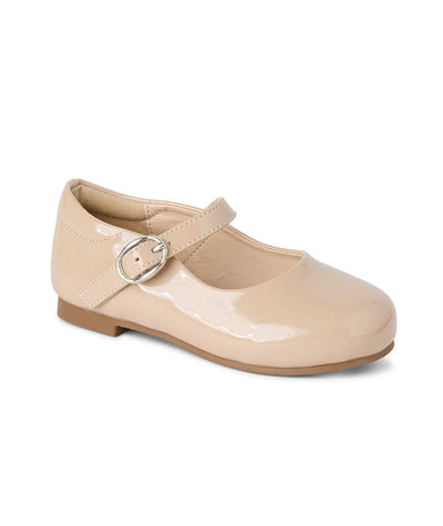 This girls' shoe effortlessly blends traditional charm with modern style. Its patent finish adds elegance, while the buckle fastening provides a secure fit. The sleek camel colour and classic mary jane design make it a must-have for any budding fashion expert.