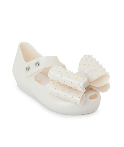 Introducing Sevva's girls white dolly shoes! Made with a soft plastic moulding for ultimate comfort, this shoe features a stylish large bow detail adding a cute touch. Available in infant size 4 up to junior size 12.5. Make a statement with both fashion and comfort.