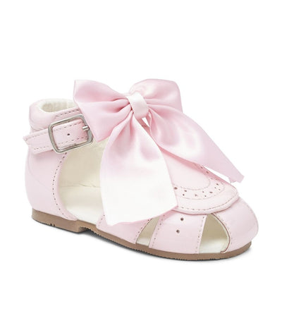 Complete your child's summer wardrobe with these charming girls' pink patent summer sandals. Featuring a detachable bow detail, these sandals come in sizes ranging from 2 to 8. Elevate any summer outfit with a stylish and comfortable touch.