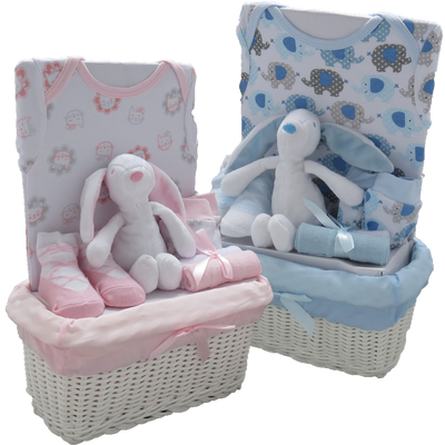 Discover the ultimate baby luxury with our Amore by Kris X Kids branded gift set. Perfect for 0-3 months, this 7 piece set includes a bodysuit, mitts, socks, washcloths, soft toy, and rattan basket. Make a lasting impression with this exquisite basket, perfect for gifting to new parents.