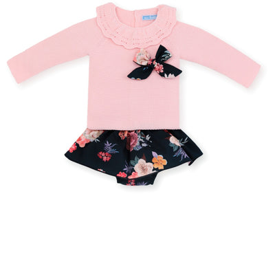 Beautiful Girls 2 piece set by Spanish Childrenswear designer brand Mac Illusion. This set consists of a baby pink knitted top with a frill around the neck. The top also has a navy blue floral bow on the side. Navy Blue floral bloomer shorts to match. Available in sizes 6m up to 3yr.  New Season Mac Ilusion  Elasticated Waist  Comes presented in a gift box