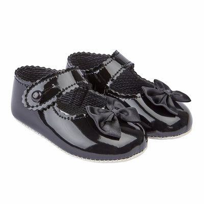 These gorgeous black pre-walker baby girl shoes, from our Baypods collection, are beautifully made in soft faux patent leather and have pretty satin bows on the toes. Easy to put on, they secure with a button fastening strap. They have a lightly cushioned insole and their flexible soles are just right for developing feet. Faux patent leather Lightly cushioned insole  Flexible soles Button fastening strap
