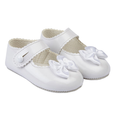 These gorgeous white pre-walker baby girl shoes, from our Baypods collection, are beautifully made in soft faux patent leather and have pretty satin bows on the toes. Easy to put on, they secure with a button fastening strap. They have a lightly cushioned insole and their flexible soles are just right for developing feet.   Faux patent leather Lightly cushioned insole  Flexible soles Button fastening strap