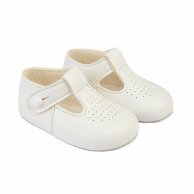 These white pre-walker baby shoes, from our Baypods collection, are beautifully made in soft faux leather and have a dainty holed pattern on the toes. In a t-bar style, they are easy to put on and secure with a button fastening strap. They have a lightly cushioned insole and their flexible soles are just right for developing feet.  . Faux leather Lightly cushioned insole  Flexible soles Button fastening strap Shoes suitable for boys and girls