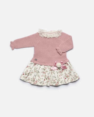 Girls long sleeve dress finished in dusky pink colour by Spanish Childrenswear designer brand Juliana. This lovely dress is finished with a cotton floral around the bottom, and has a button opening on the back. Available in sizes 3m up to 4yr.